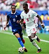 Marcus Rashford for England i VM, i duell med Michael Olise.