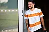 Bruno Fernandes smiler idet han går inn ved en døråpning ved Carrington.