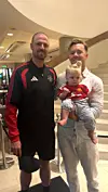 Halvor Gangnes med datter og Jonny Evans.