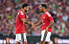 Bruno Fernandes og Youri Tielemans som snakker sammen under kamp, 12. august 2026 i Dublin.