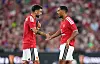 Bruno Fernandes og Youri Tielemans som snakker sammen under kamp, 12. august 2026 i Dublin.
