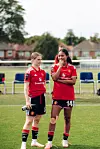 Jess Park og Jayde Riviere som slår av en prat under pre-season