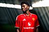 Carlos Baleba poserer etter å ha signert for Manchester United, 25. august 2026.