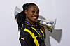 Monica Jusu Bah smiler mens hun holder et europacuptrofé over skulderen.