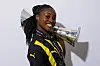 Monica Jusu Bah smiler mens hun holder et europacuptrofé over skulderen.