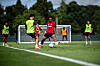 Joshua Zirkzee som prøver å stoppe en Harry Amass-pasning på trening i Dublin, 10. august 2026.