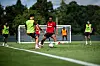 Joshua Zirkzee som prøver å stoppe en Harry Amass-pasning på trening i Dublin, 10. august 2026.