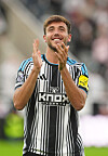 Nico González applauderer Newcastle-publikummet, 26. august 2026.