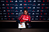 Monica Jusu Bah poserer etter å ha signert Manchester United-kontrakten, 28. august 2026.