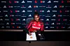 Monica Jusu Bah poserer etter å ha signert Manchester United-kontrakten, 28. august 2026.