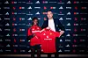 Monica Jusu Bah poserer med Manchester United-drakta sammen med Matt Johnson, 28. august 2026.