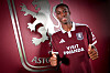 Nicolas Jackson poserer etter å ha signert for Aston Villa, 28. august 2026.