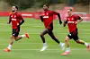 Marcus Rashford på trening, med Fernandes og Thwaites.