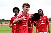 Rafe McCormack, Yuel Helafu, Emmanuel Ziro (?) og Nathaniel-Junior Brown feirer McCormacks 3-0mål for U18-laget, 25. august 2026.