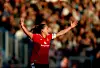 Manchester United-spiller Maya Le Tissier står med armene utstrakt foran en fullsatt tribune.