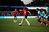 Manchester United-spiller Jess Park fører ballen mens motspillere i turkis forsvarer.