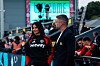 Eva Olid og Matt Johnson står ved sidelinjen før en kamp mellom London City Lionesses og Manchester United.