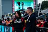 Eva Olid og Matt Johnson står ved sidelinjen før en kamp mellom London City Lionesses og Manchester United.