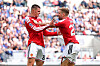 Benjamin Sesko feirer med Luke Shaw etter å ha blitt assistert av backen mot Everton, 6. september 2026.