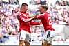 Benjamin Sesko feirer med Luke Shaw etter å ha blitt assistert av backen mot Everton, 6. september 2026.