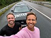 Eivind B. Holth og Henrik Fossedal på biltur.