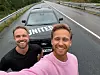 Eivind B. Holth og Henrik Fossedal på biltur.