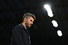 Michael Carrick i mørk jakke ser ned før Manchester Uniteds kamp på Old Trafford.