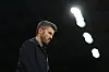 Michael Carrick i mørk jakke ser ned før Manchester Uniteds kamp på Old Trafford.