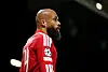 Bryan Mbeumo i rød Manchester United-drakt sett i profil på en mørk stadion.
