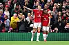 Benjamin Sesko feirer for Manchester United foran jublende supportere på Old Trafford.