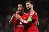 Bruno Fernandes og Youri Tielemans i røde Manchester United-drakter feirer en scoring.