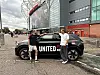 Eivind B. Holth og Henrik Fossedal med Uno-bilen på Old Trafford.