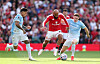 Bryan Mbemo i kamp om ballen med Elliot Anderson og Enzo Fernández, 13. september 2026, Manchester United mot Manchester City, Manchester-derbyet.
