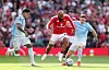 Bryan Mbemo i kamp om ballen med Elliot Anderson og Enzo Fernández, 13. september 2026, Manchester United mot Manchester City, Manchester-derbyet.