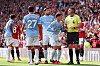 Phil Foden klager til Michael Oliver etter å ha blitt utvist for å ha sparket Bruno Fernandes i Manchester-derbyet. United-City, 13. september 2026.