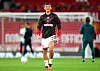 En smilende Shea Lacey under oppvarmingen før ligacupkampen mot Brighton 16. september 2026, hans første start for United.