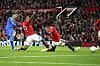 Pascal Gross scorer 2-2-målet for Brighton mot Manchester United, til tross for forsøkene til Leny Yoro og Ayden Heaven på å stoppe det, 16. september 2026.