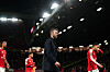 Michael Carrick går av banen etter 2-3-tapet mot Brighton på Old Trafford. I bakgrunnen: Leny Yoro, Shea Lacey og Matheus Cunha. 16. september 2026.