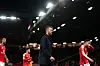Michael Carrick går av banen etter 2-3-tapet mot Brighton på Old Trafford. I bakgrunnen: Leny Yoro, Shea Lacey og Matheus Cunha. 16. september 2026.