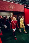 Amir Ibragimov går ut på banen før U21-lagets kamp mot Brentford, 18. september 2026.