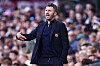 Michael Carrick gestikulerer fra sidelinjen foran tilskuere under en fotballkamp.