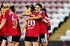 Målscorer Rebeca Bernal klemmer Jess Simpson (som hadde det målgivende hjørnesparket), Manchester United 10-1 Sheffield United Women, 23. september 2026.