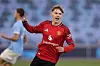 Jack Moorhouse feirer Uniteds fjerde mål i 4-3-seieren mot Manchester City, i U21-sluttspillet 8. mai 2026.