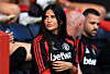 Eva Olid i Manchester United-drakt følger med fra sidelinjen før kampen mot Liverpool.
