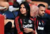 Eva Olid i Manchester United-drakt følger med fra sidelinjen før kampen mot Liverpool.