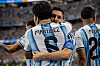 Lisandro Martínez og Lionel Messi klemmer hverandre etter et Argentina-mål, 22. juni 2026.