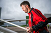 Michael Carrick på vei ombord i flyet til Madrid. 12. oktober 2026, før Atlético Madrid-Manchester United.