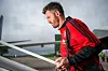 Michael Carrick på vei ombord i flyet til Madrid. 12. oktober 2026, før Atlético Madrid-Manchester United.