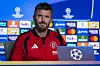 Michael Carrick som smiler på pressekonferansen i Madrid, 12. oktober 2026.