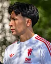 Lisandro Martínez som går rundt i Madrid-sola, 13. oktober 2026.